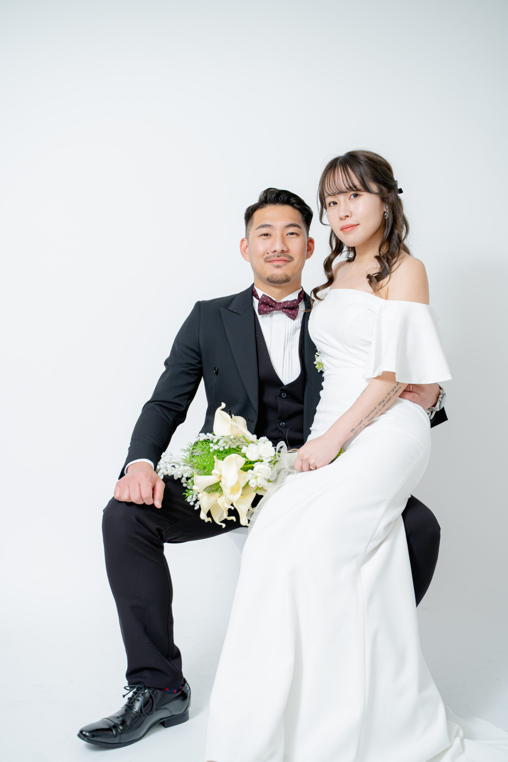 新郎の膝に乗っているウェディングドレスの花嫁様