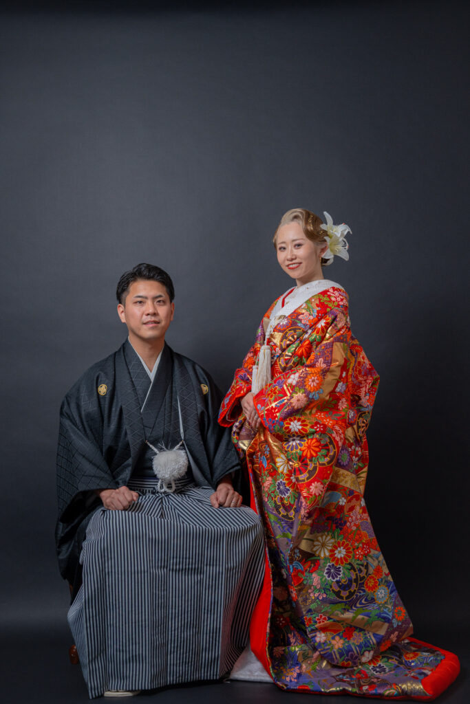 色打掛の花嫁と椅子に座っている新郎のおすすめポージング