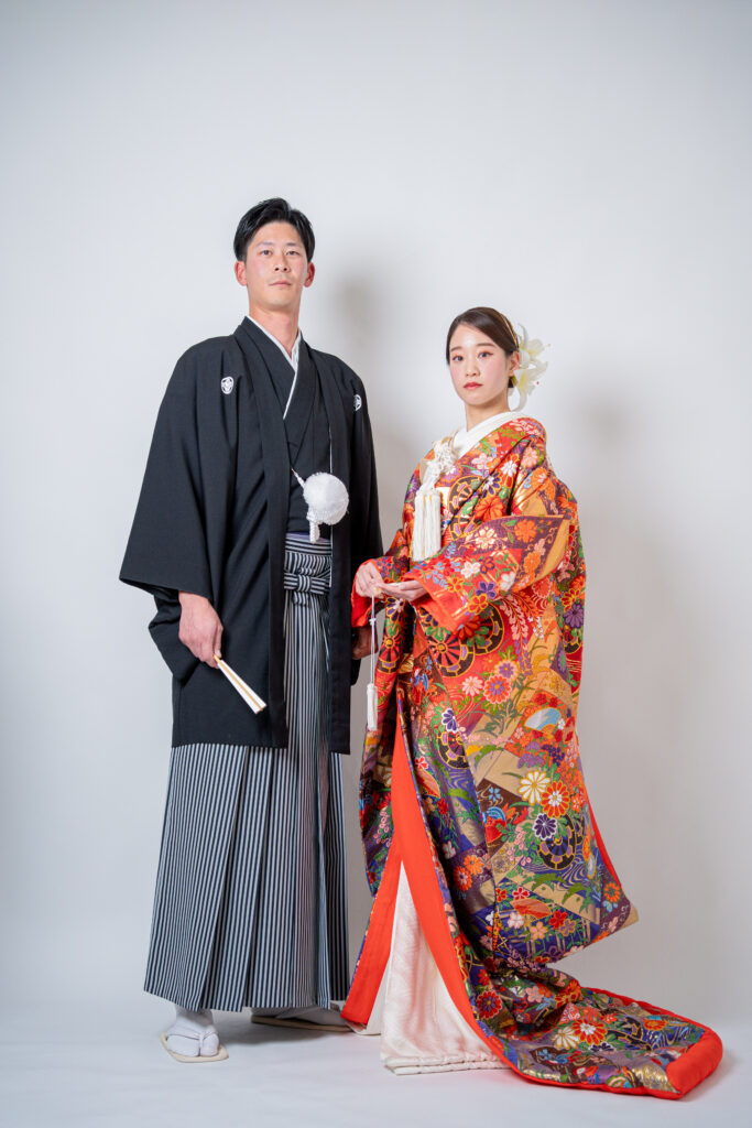 色打掛の花嫁と新郎の凜とした王道の立ち姿ポーズ