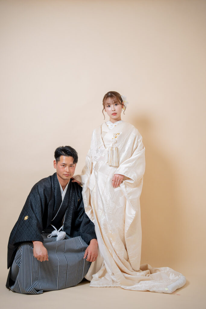 白無垢の花嫁が新郎の方にそっと手を添える和装前撮りポーズ