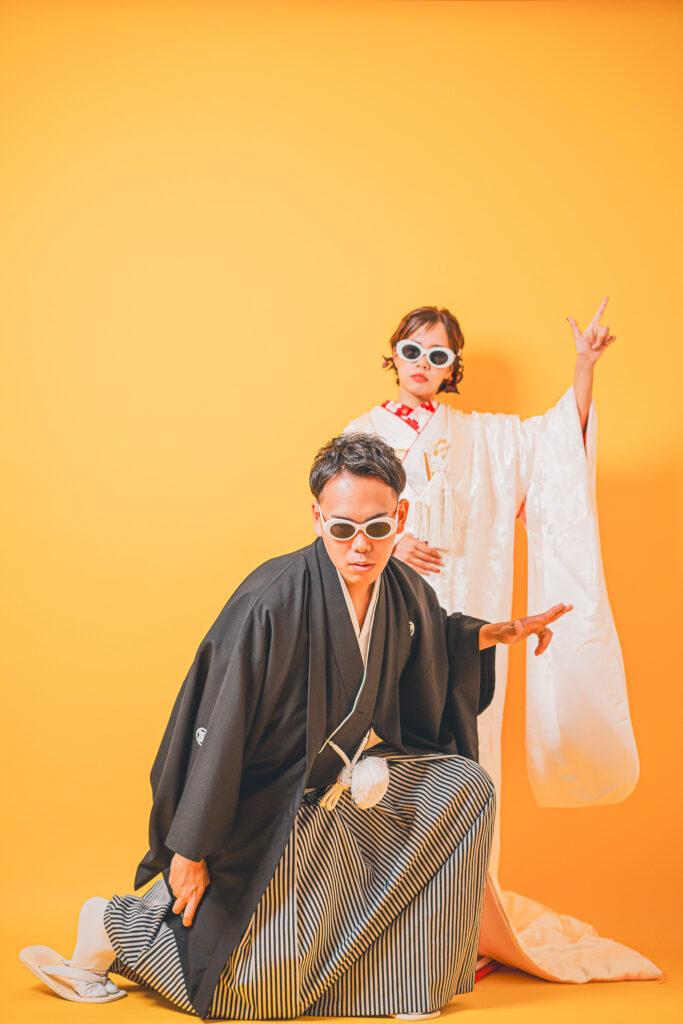 白無垢の花嫁と黒紋付羽織袴の新郎のサングラス姿でおもしろいポーズ