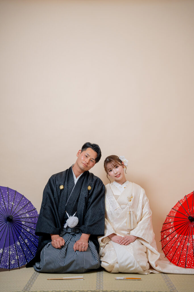白無垢姿の花嫁と黒紋付姿の新郎による王道の正座ショット
