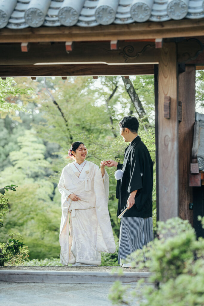 白無垢の花嫁と見つめ合う新郎。和装前撮りロケーションの様子