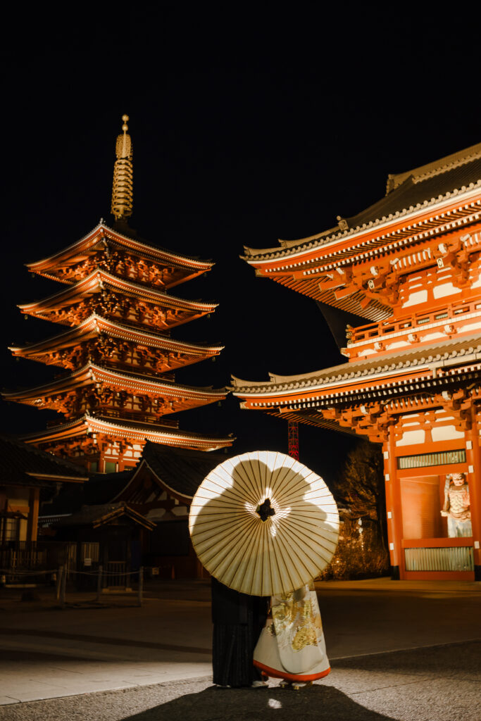 幻想的にライトアップされた浅草寺での和装前撮りロケーションの様子。番傘を使ってシルエット撮影を楽しむ