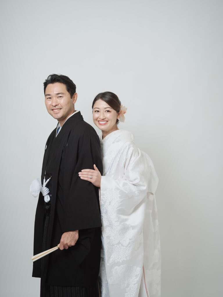 和装専門のスタジオでの白無垢姿の花嫁と新郎のバックハグショット