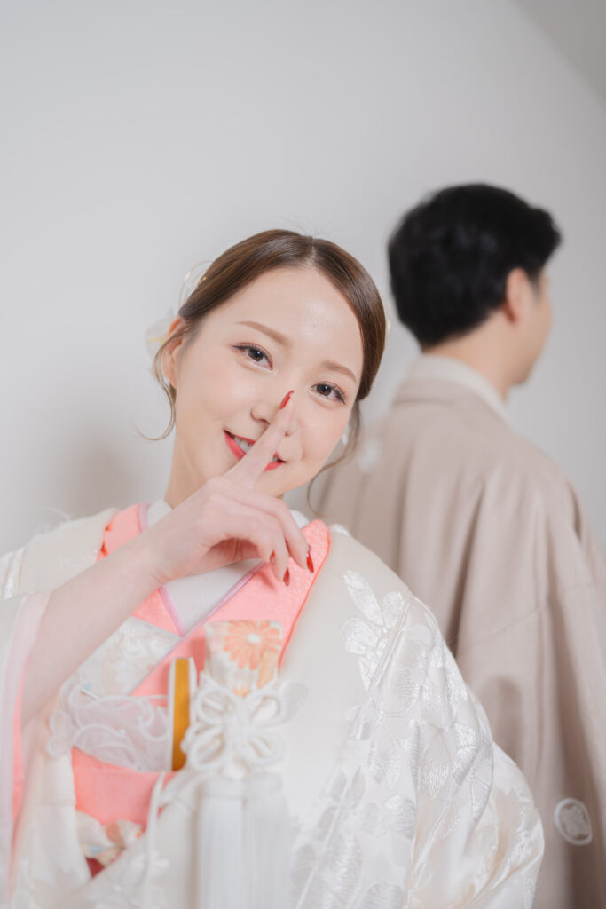 和装専門のスタジオでの白無垢姿の花嫁と新郎の可愛らしいポーズ