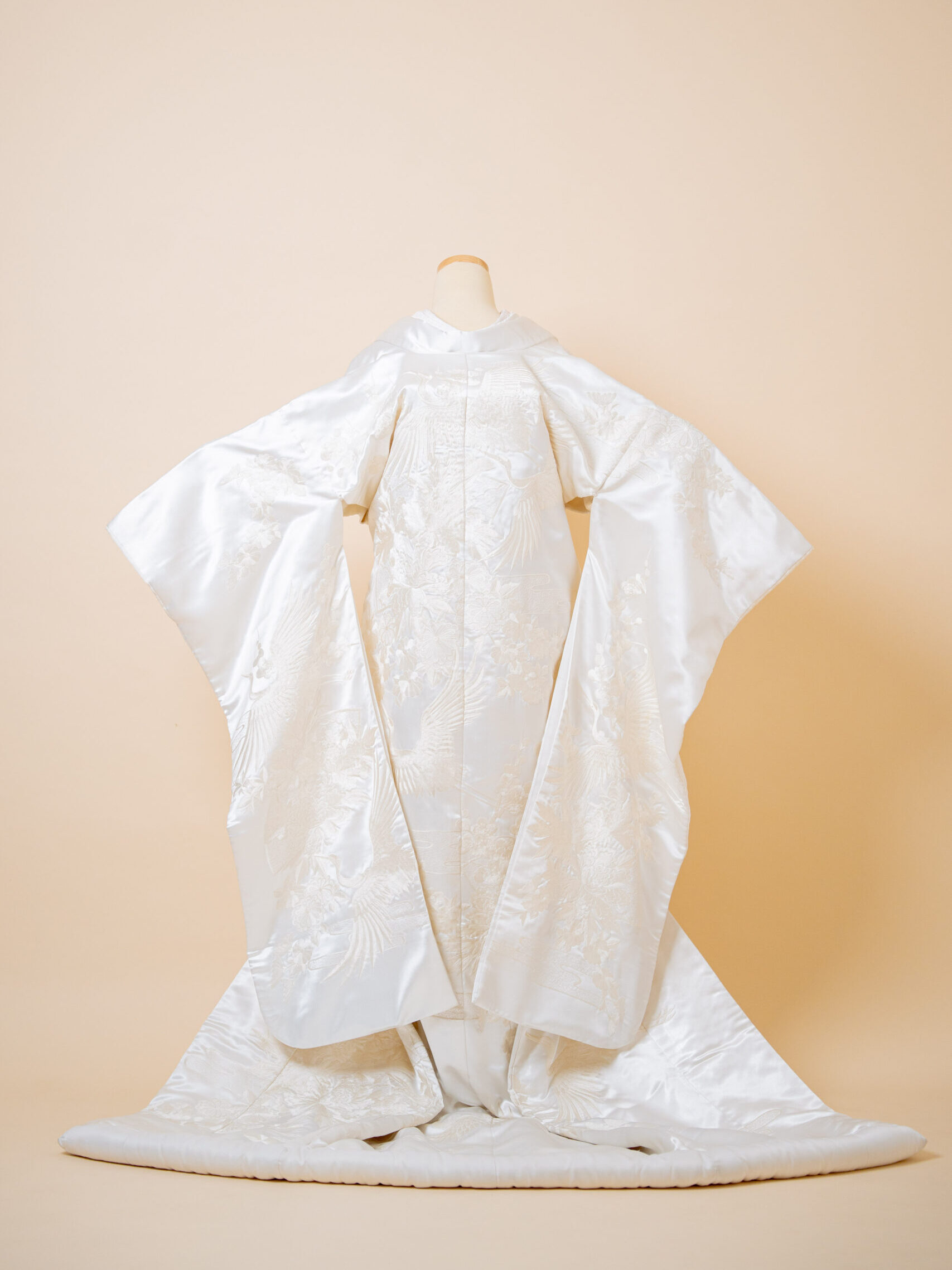 鶴の白無垢 総刺繍豪華絢爛な衣装 バックシルエット SA-006