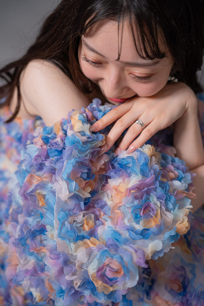 蝶々を纏っているような鮮やかなドレスを着た花嫁ソロショット