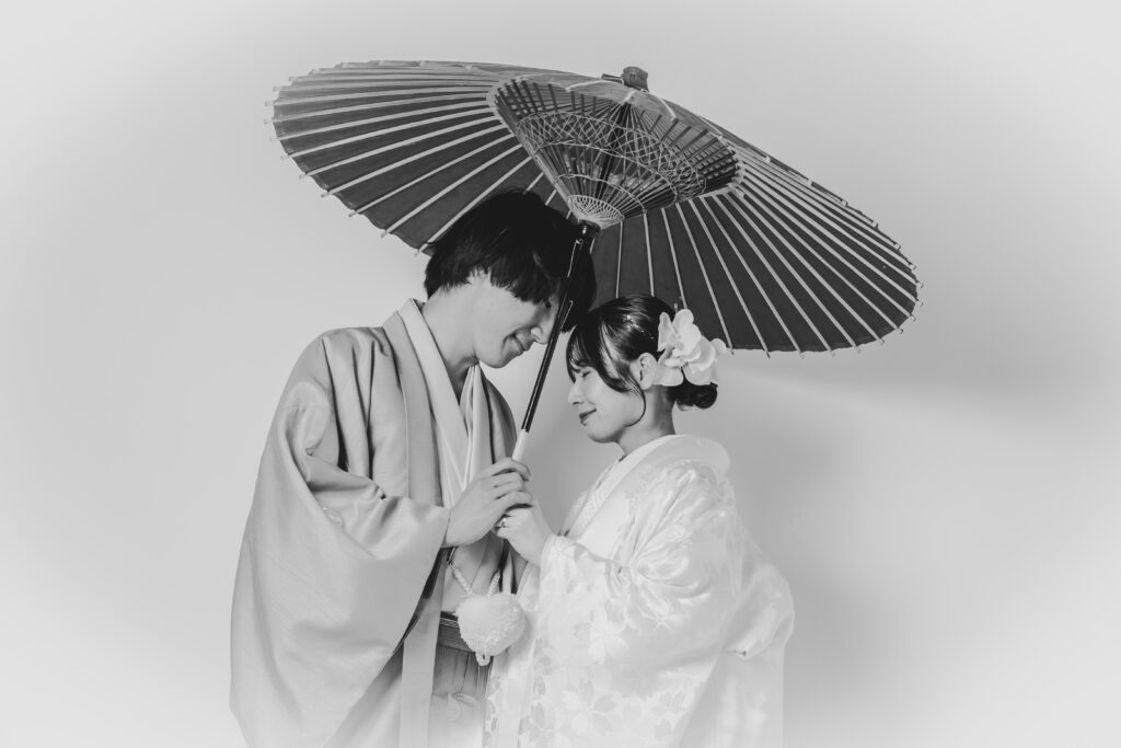 2ショット。番傘をもって撮影。モノクロへ補正済