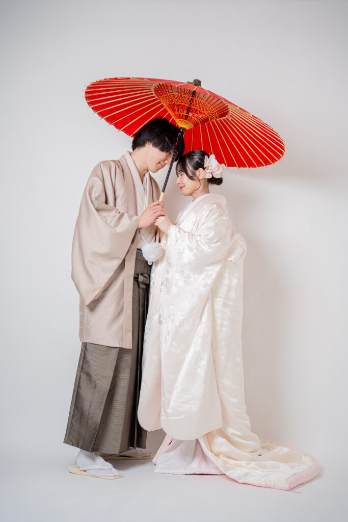 2ショット。番傘をもって撮影。モノクロへ補正前のカラー撮影