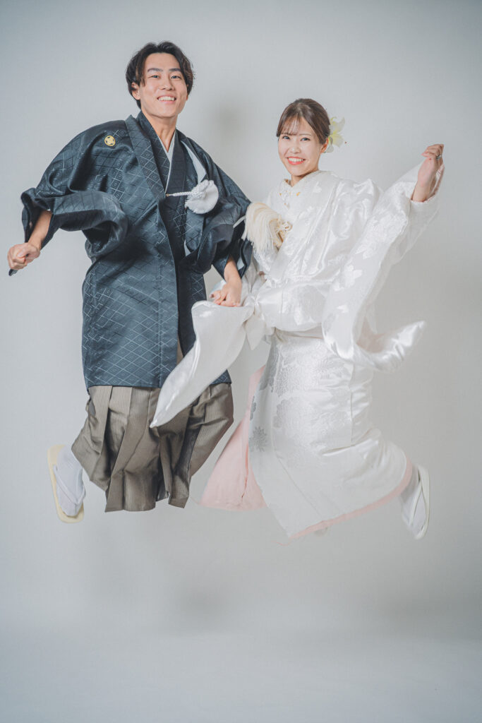 2ショット。新婦白無垢でジャンプ。