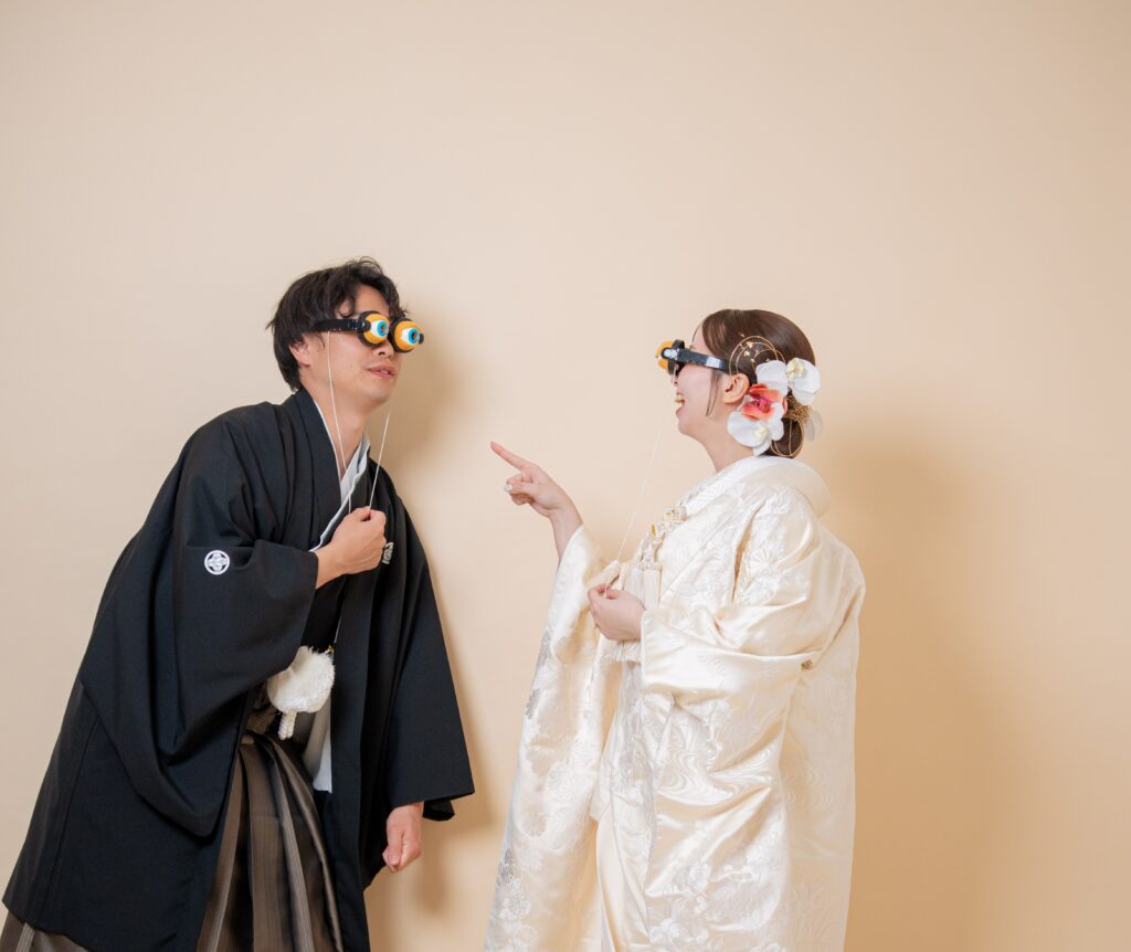 おもしろ眼鏡でふざけあう2ショット。新郎を指さし爆笑してしまう新婦。白無垢