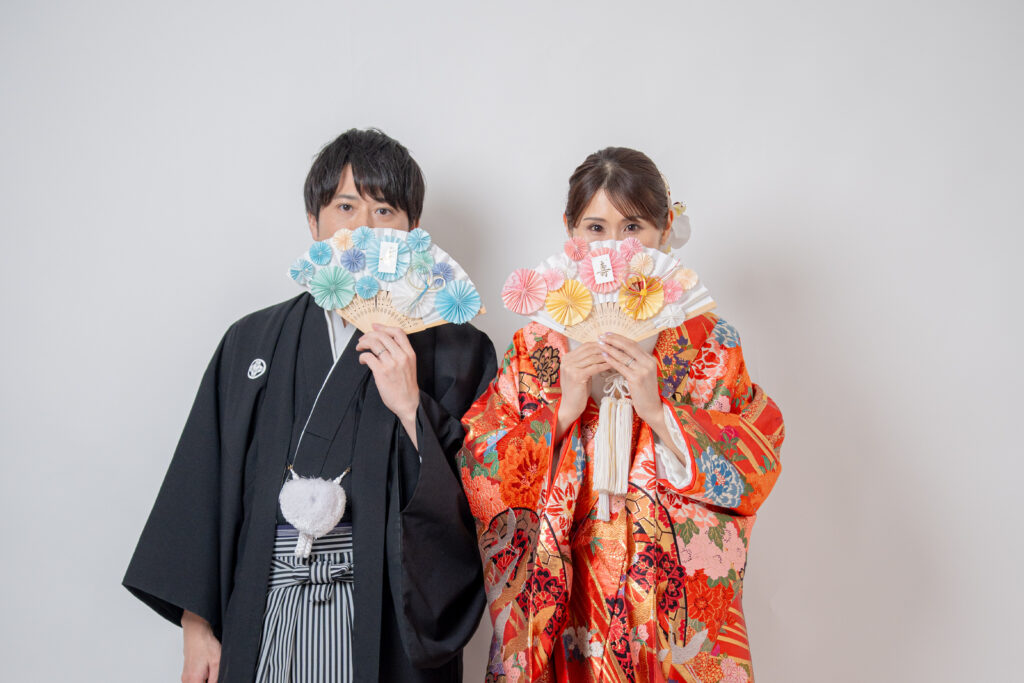 おしゃれ扇子を持って口元をかくした2ショット。色打掛