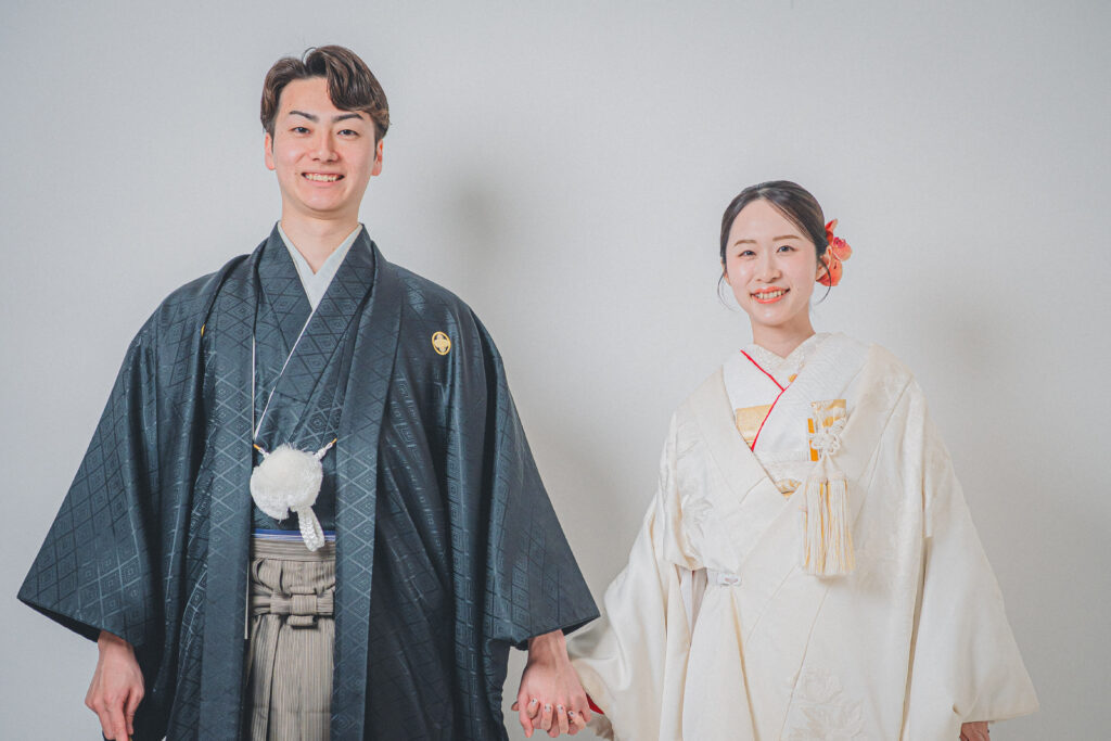 手つなぎ2ショット。正面横向き。白無垢