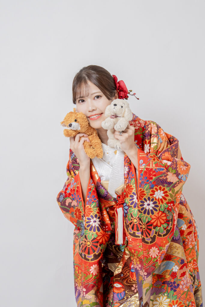 色打掛でぬいぐるみと可愛く。縦向き