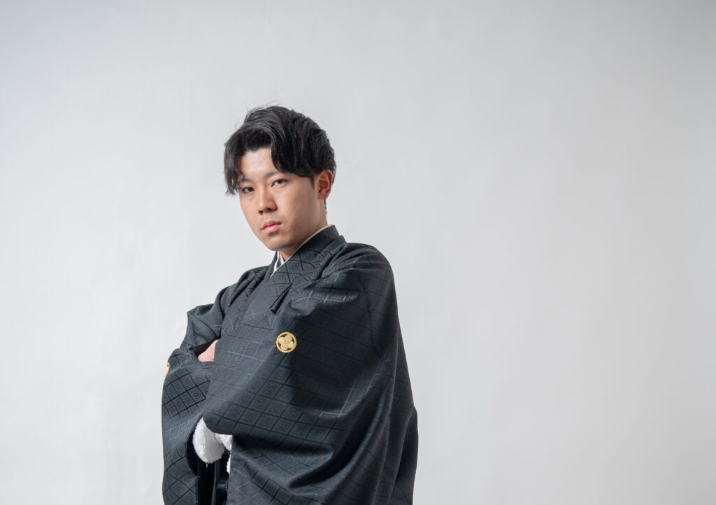 新郎ソロ、腕組み