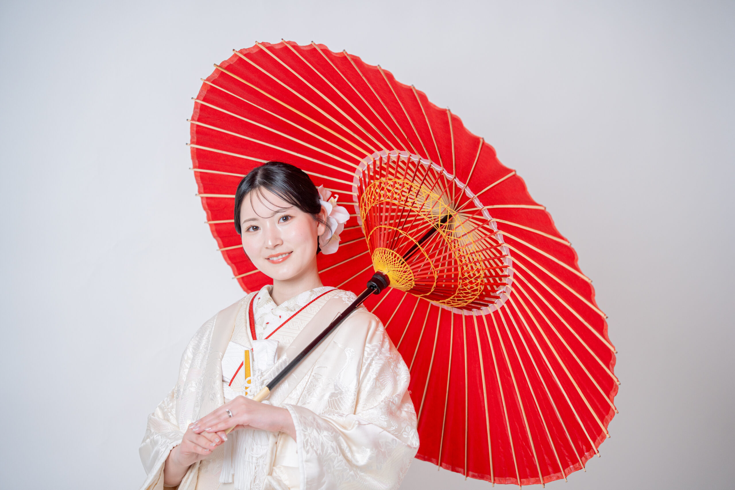 白無垢で番傘、新婦ソロポーズ。横向き