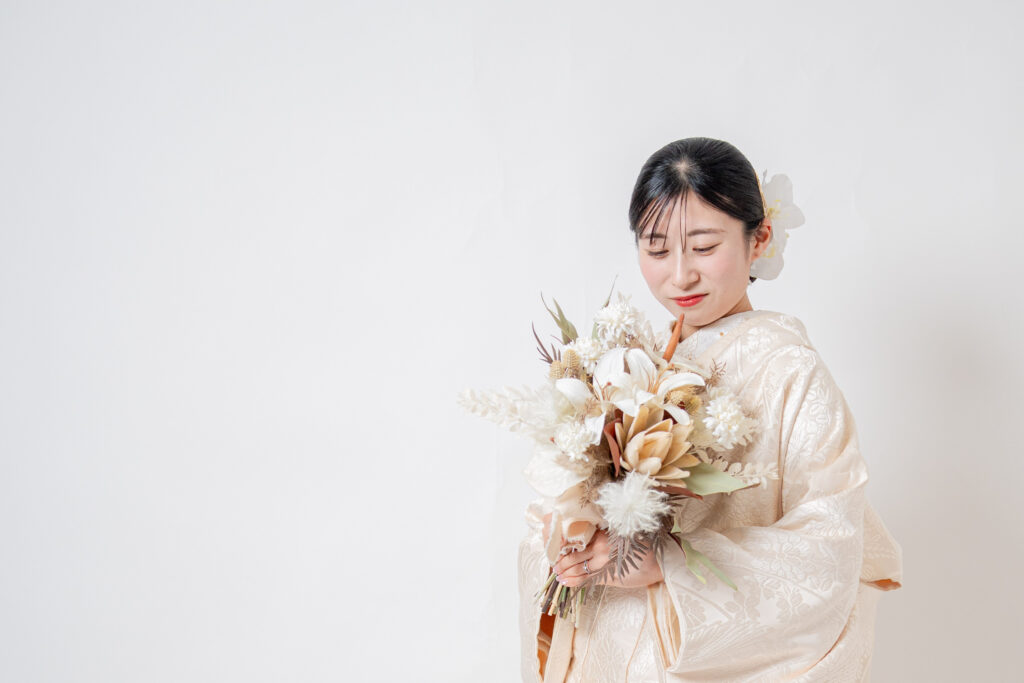 ブーケを持った白無垢姿の花嫁様ソロポーズ