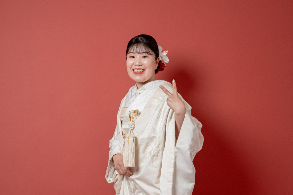 白無垢新婦様、自然な笑顔でピース