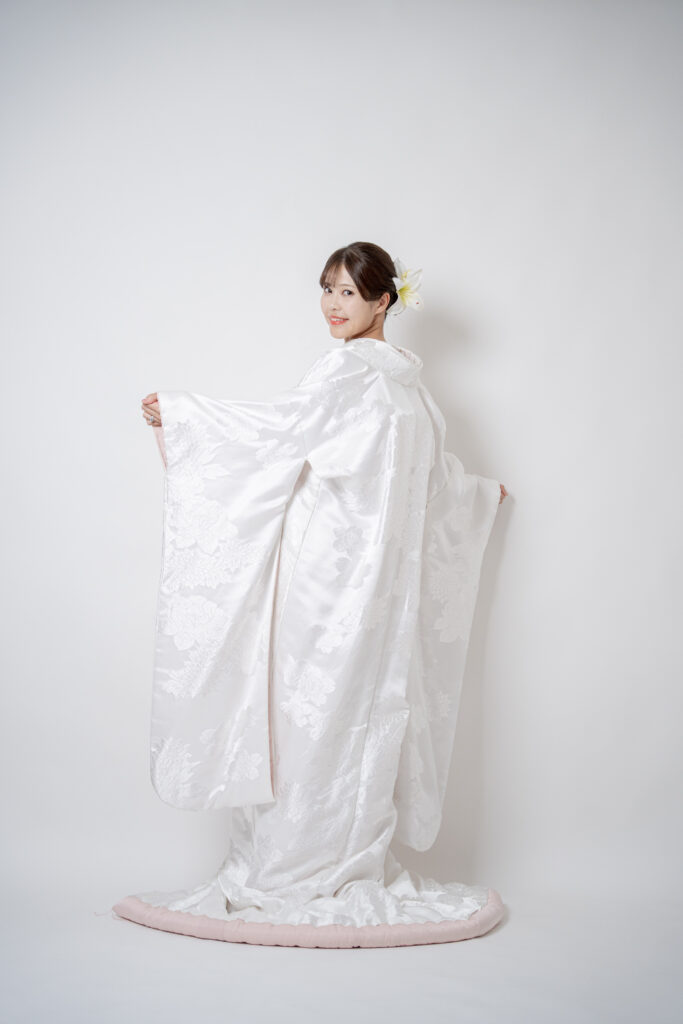 白無垢で後ろ向きの振り返り姿。縦向き