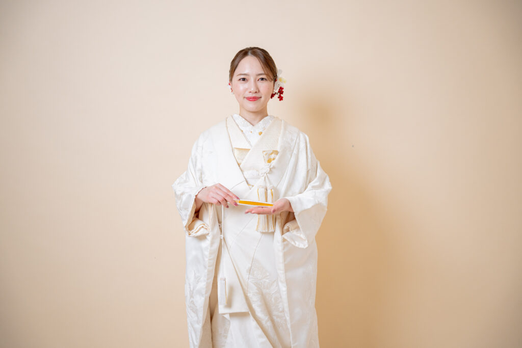 白無垢で末広を手に持ち正面を向いた新譜ソロポーズ。横向き画像