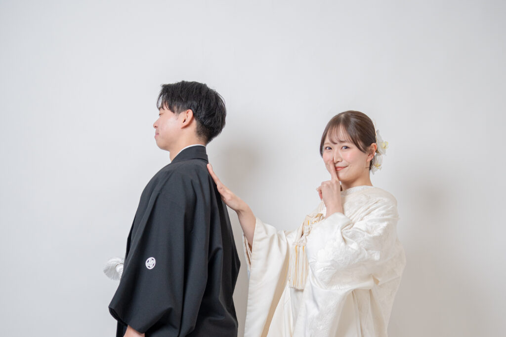 和装ファーストミート。花嫁（白無垢）が新郎の後ろからそっと近づく（しーっ）