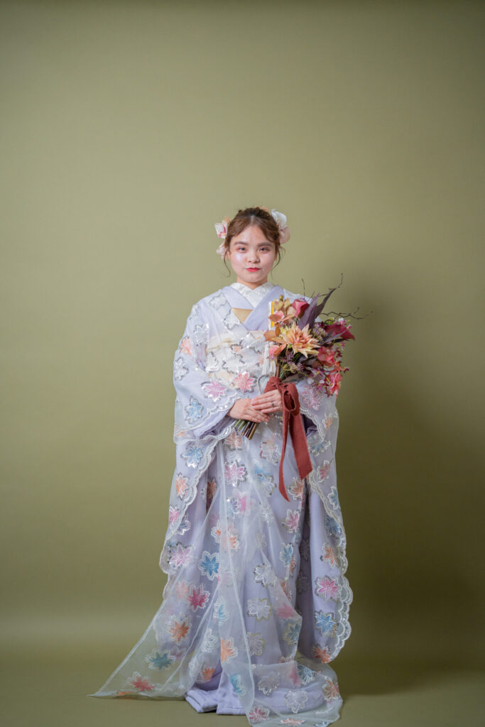 オーガンジーの色打掛を纏った花嫁様のソロショットポーズ