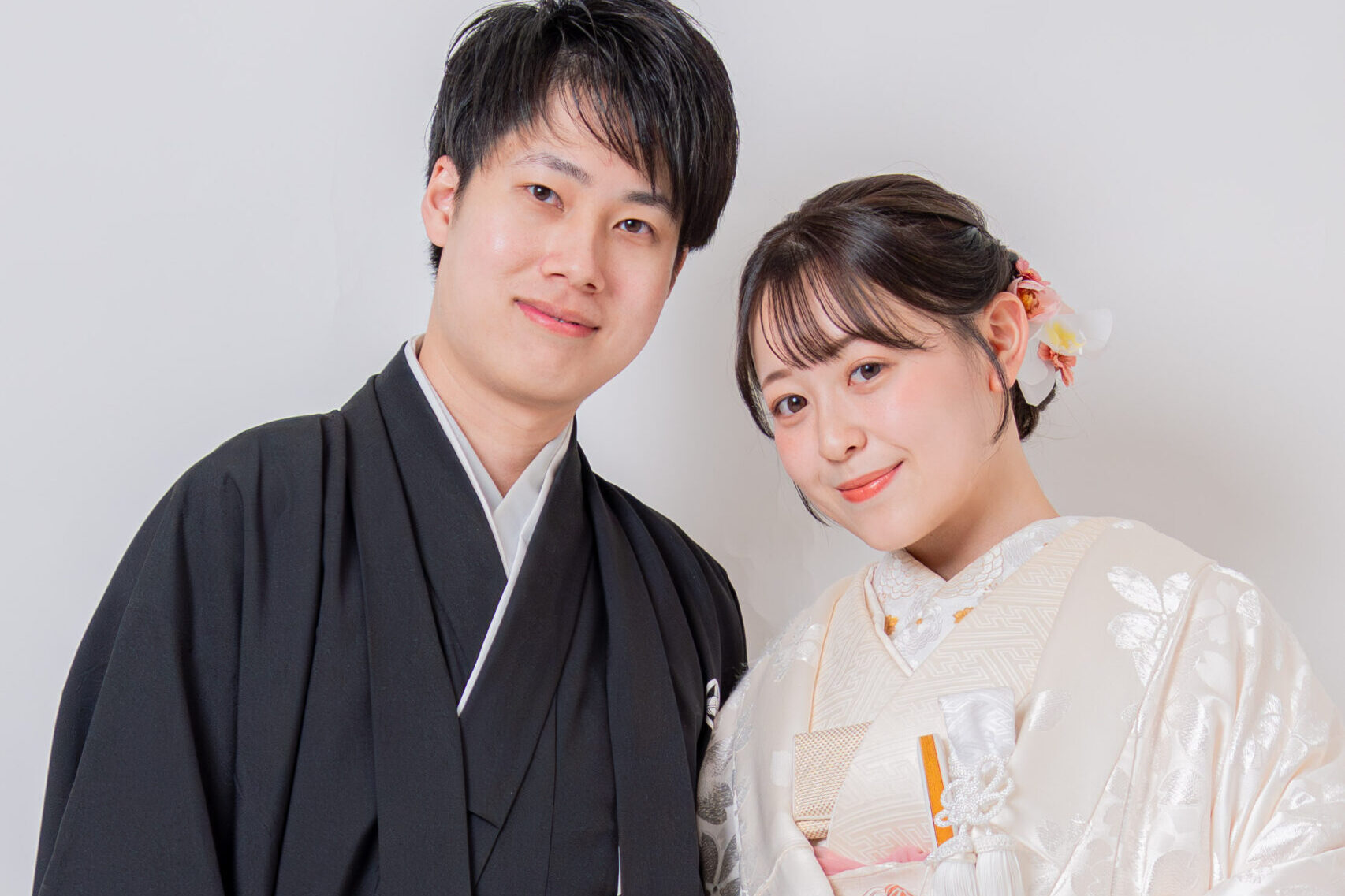 ピンクの桜模様の白無垢で和装前撮りを楽しむカップル様