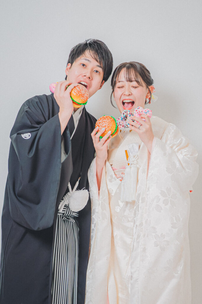 ハンバーガーを持って和装前撮りを楽しむカップル様