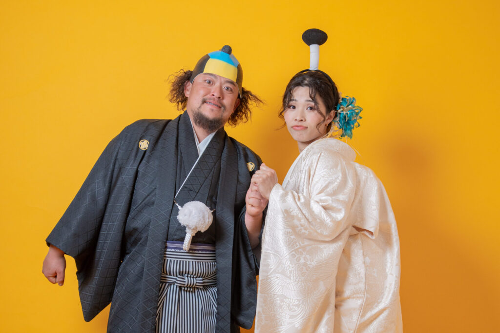INAI WEDDING WASOUでの遊び心あふれる和装撮影｜カツラの小道具でポーズをとる白無垢の新婦と紋付袴の新郎
