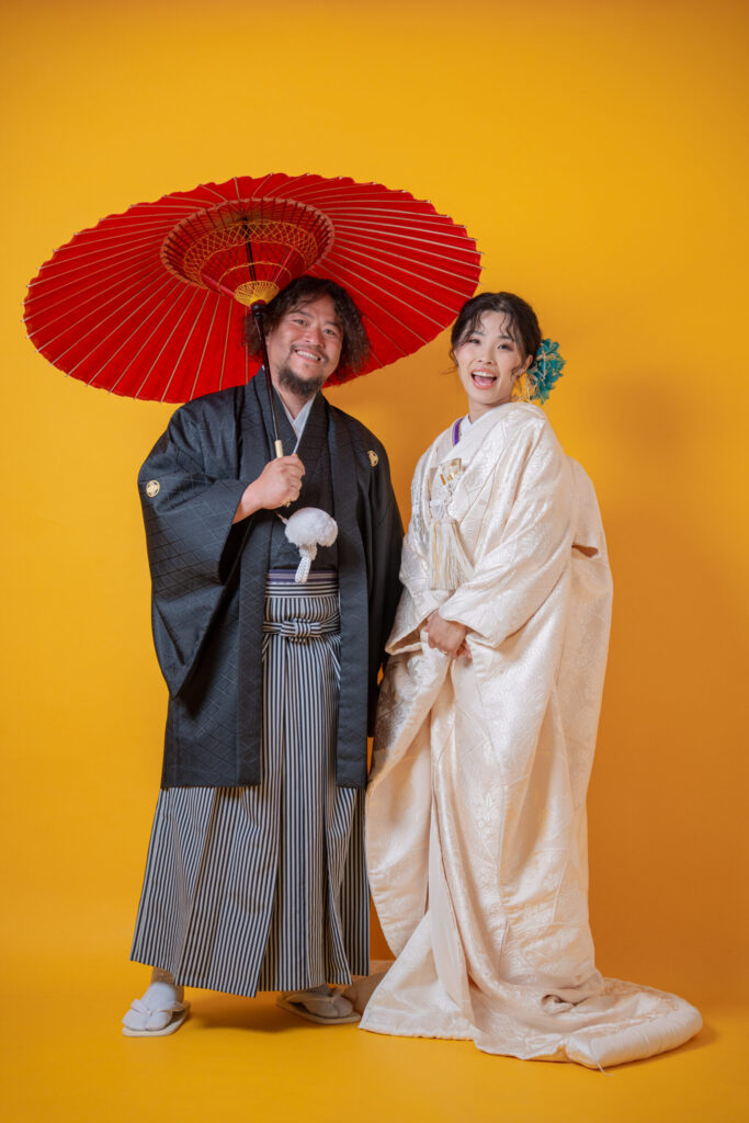 白無垢を着た花嫁様と番傘を持つ新郎正面ショット 和装後撮り