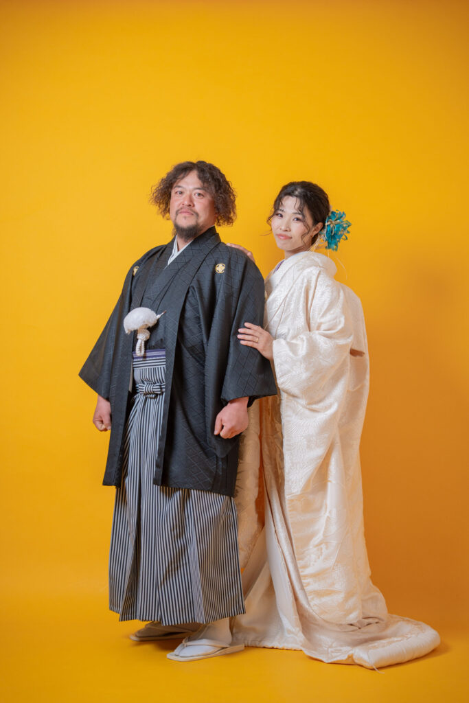 白無垢を着た花嫁様と光沢のある紋付羽織袴で正面ショット 和装後撮り