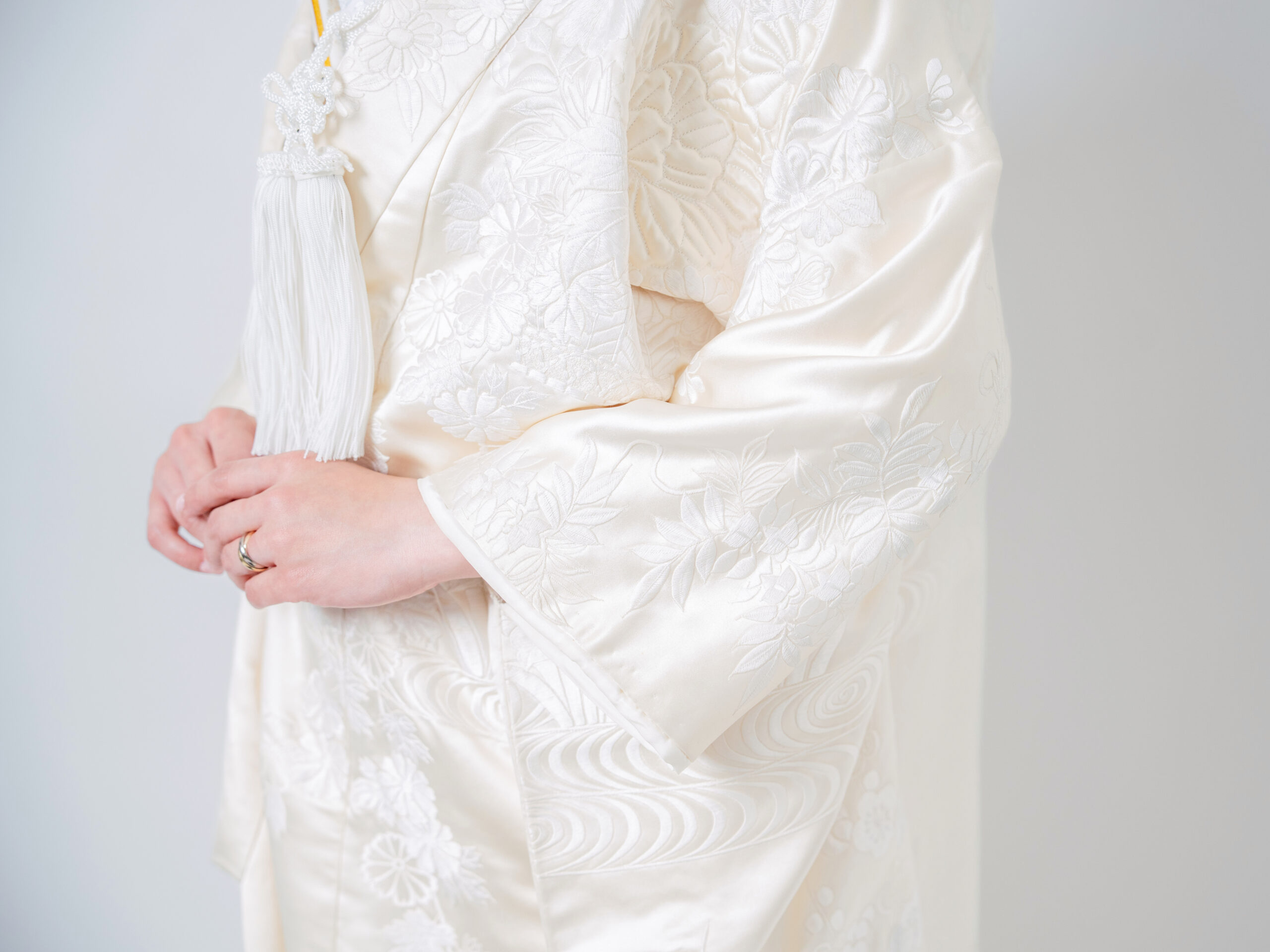 立体感のある刺繍 華やかな白打掛 手元アップ SA-007