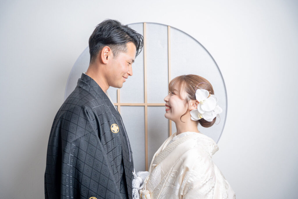 和装の2人が見つめあいはにかむ可愛いショット。