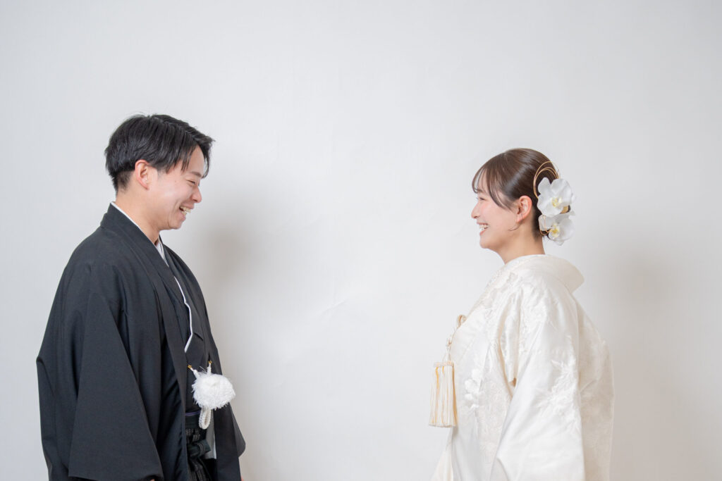 和装の2人のファーストミート。はにかむ姿が初々しい