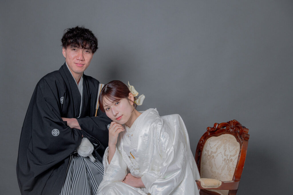2人が椅子に座った格好いい2ショット。紋付き袴、白無垢、おしゃれ