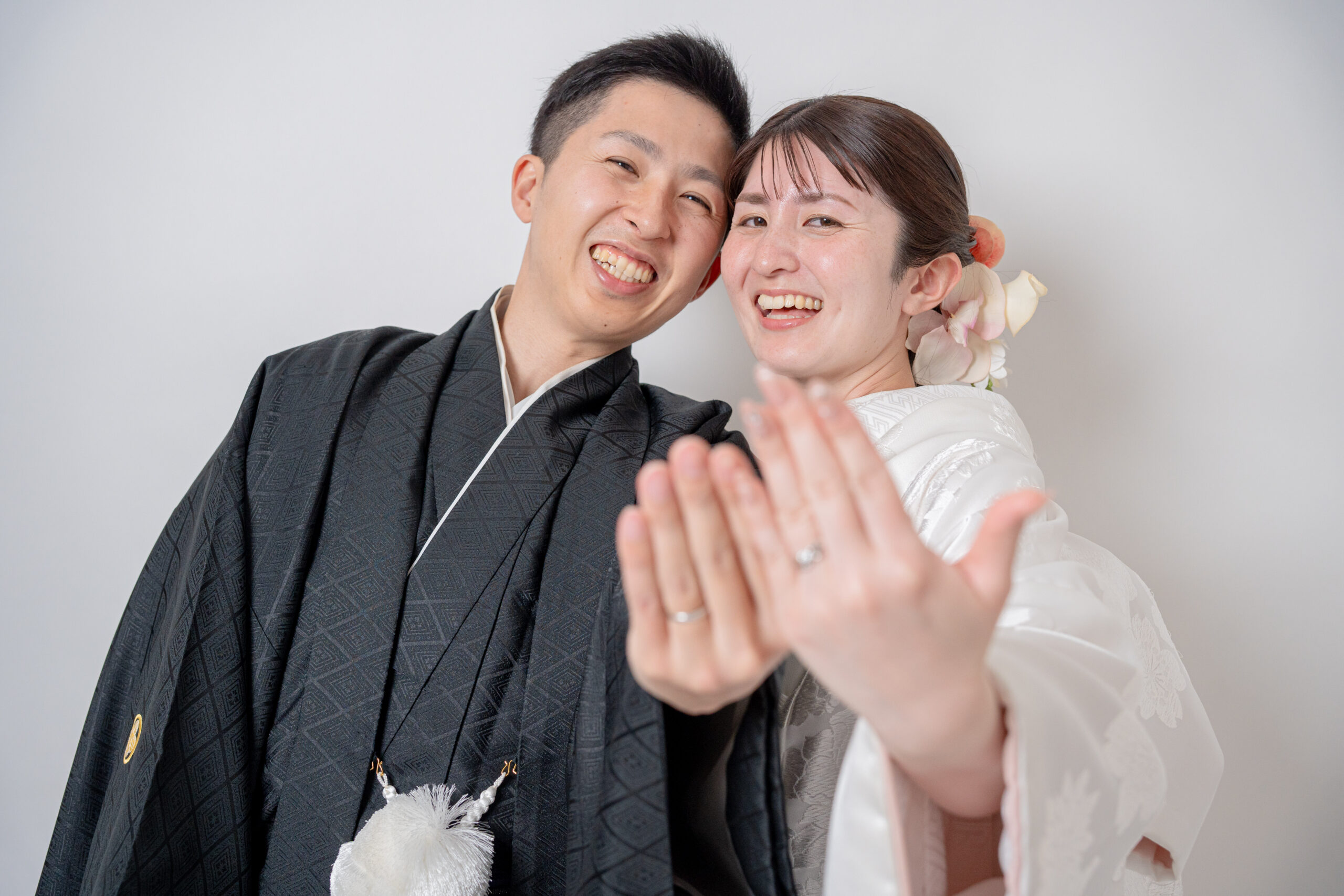 和装の2人が指輪を見せる、結婚しましたのショット