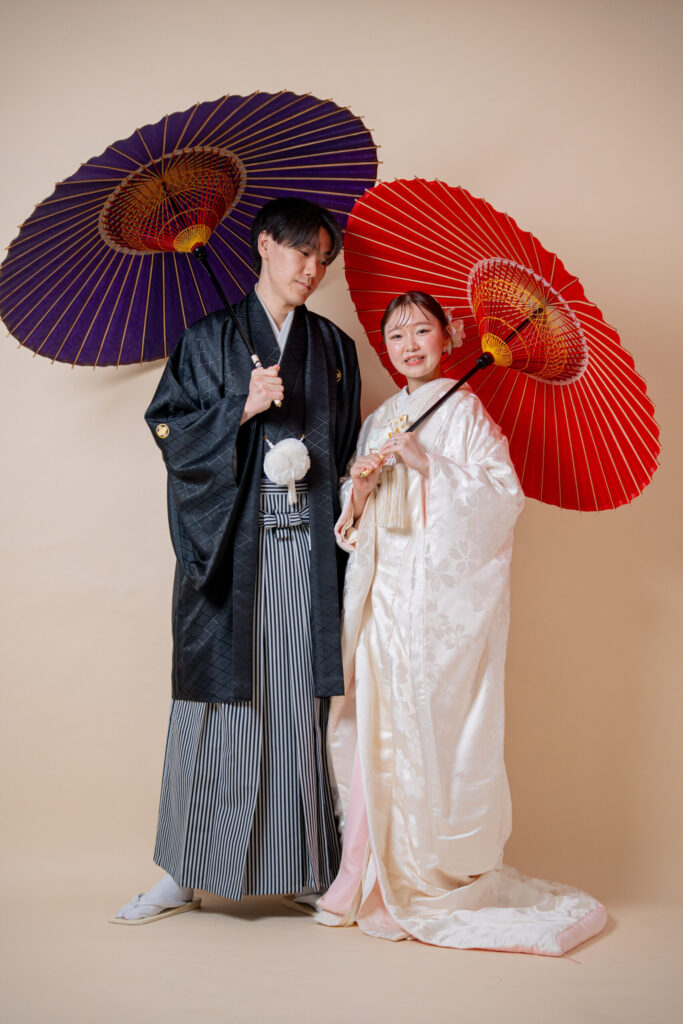 番傘を用いた和装2ショット。新郎が新婦を見つめる視線が暖かく素敵。白無垢