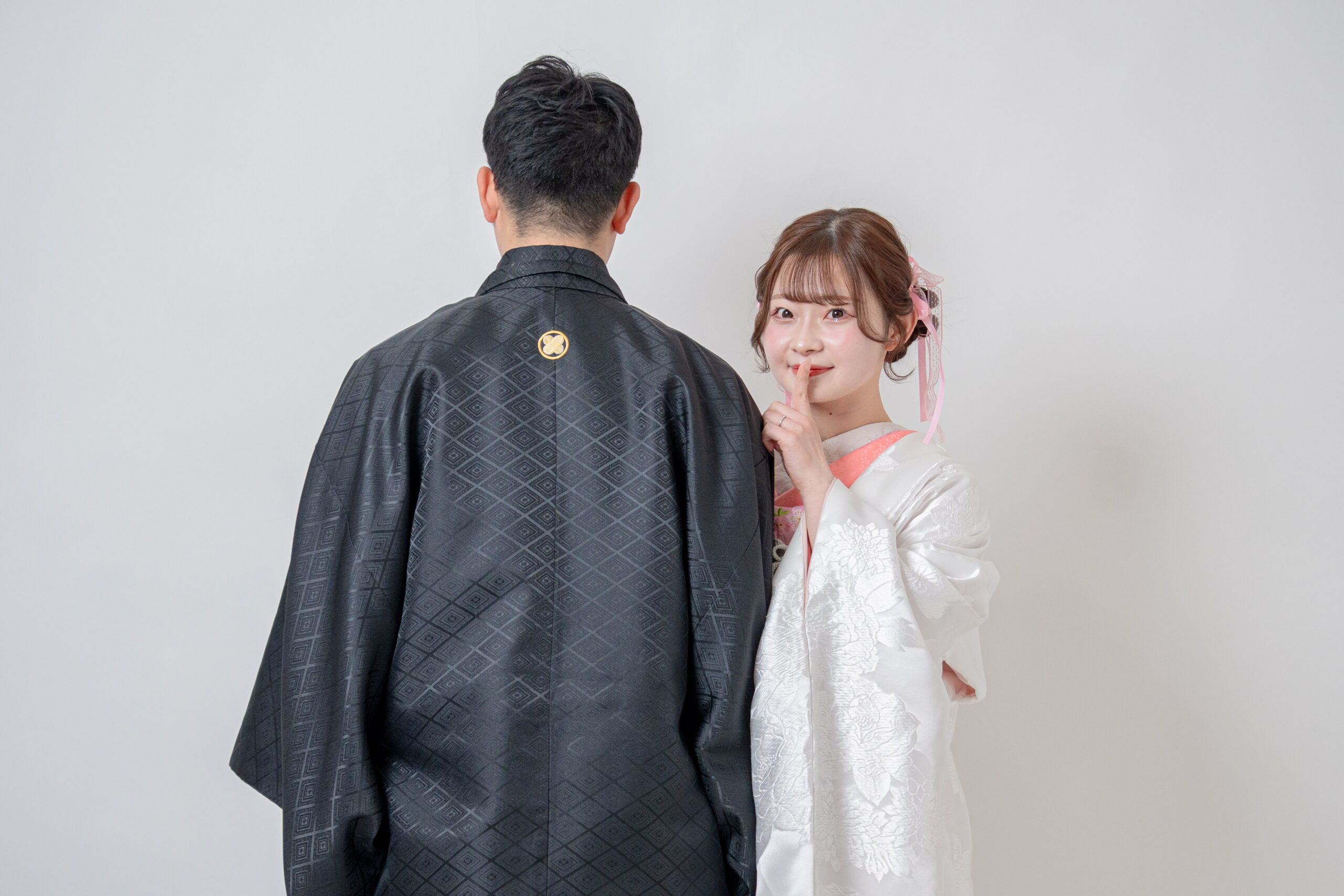 和装の新譜が新郎の方から人差し指を立ててしーっと可愛い2ショット