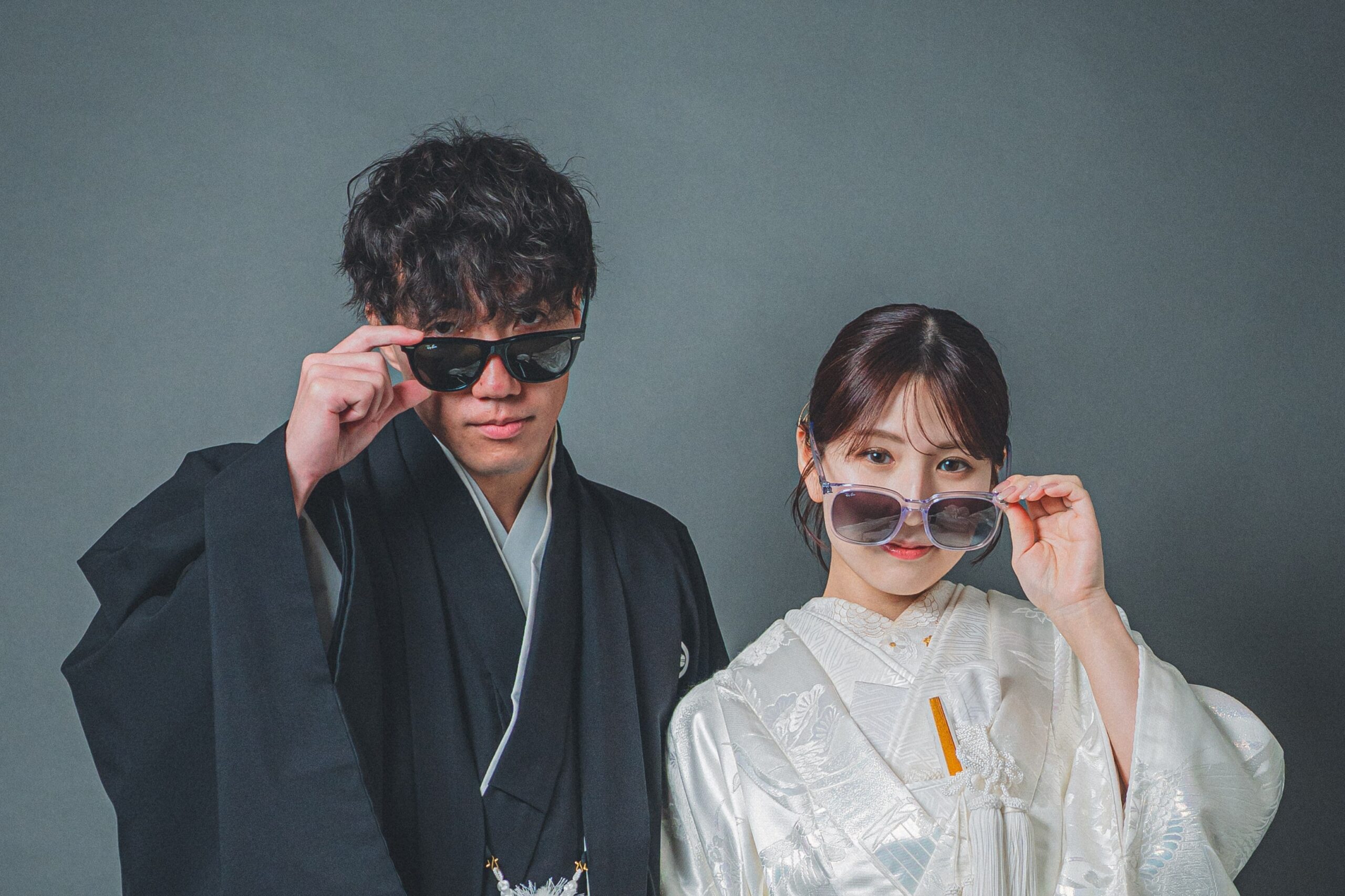 和装の新郎新婦がおしゃれなサングラスから目をのぞかせたおしゃれなショット。