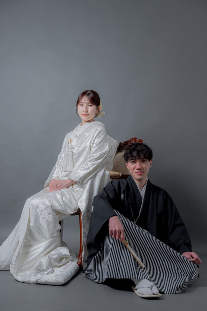 新婦が椅子に座り、新郎が片膝を立てて座っている
今時な格好良い2ショット。紋付き袴、白無垢