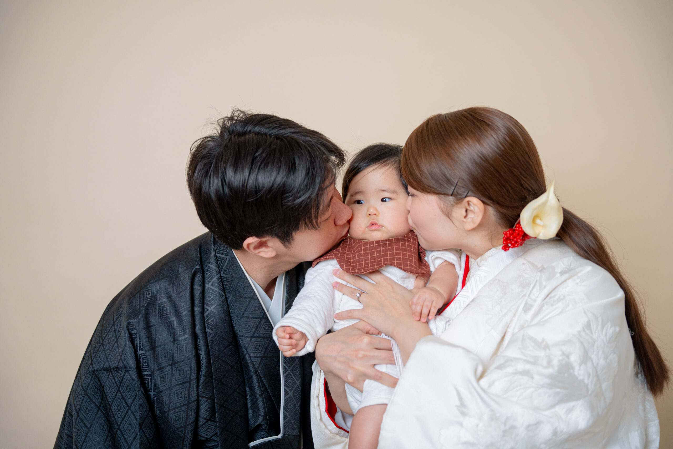 赤ちゃんも一緒に。和装の新郎新婦と3ショット。パパママに挟まれてびっくり嬉しい、心温まるショット
