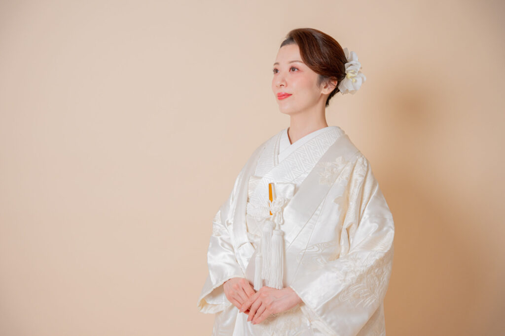 白無垢新婦のソロ。視線をあえて外して凛とした雰囲気