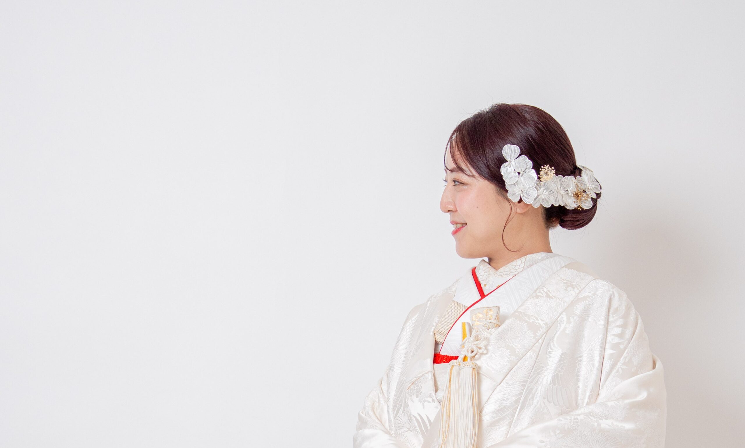 白無垢新婦、横向きソロショット。ヘアスタイルが分かる上半身のアップショット