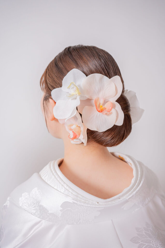 白無垢新婦のヘアショット、低めシニオンにお花