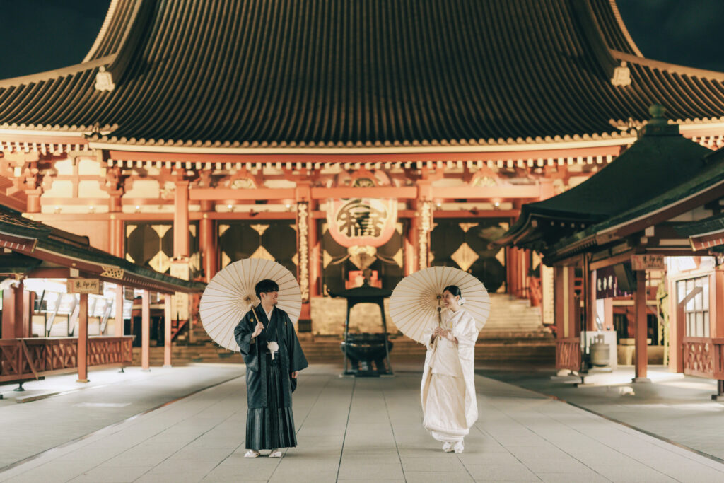 浅草寺でのナイトロケーションを楽しむ和装前撮りカップル