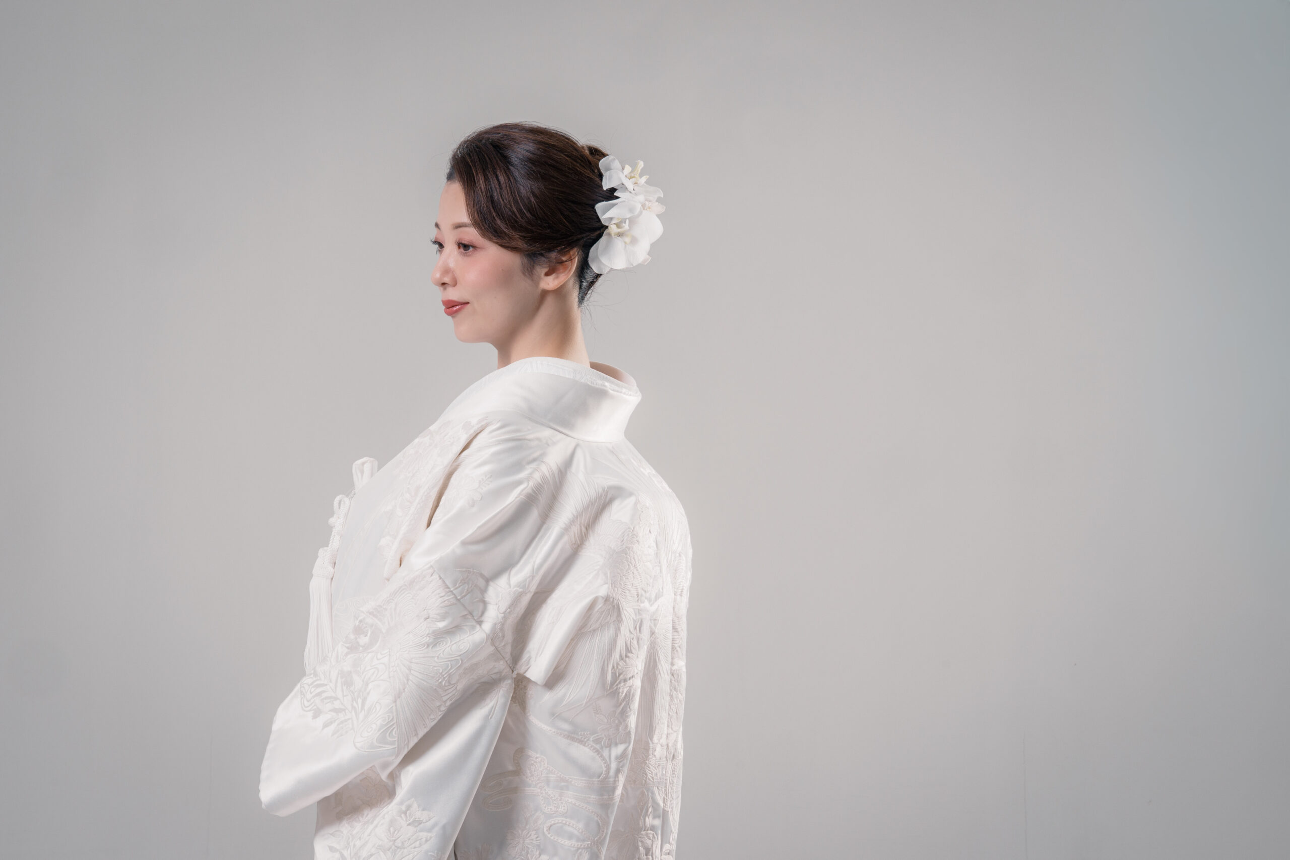 白無垢姿の花嫁が横を向いている 和装前撮りソロショット