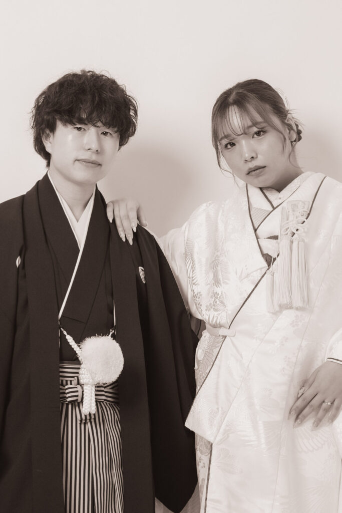和装の新郎新婦がかっこよく真顔ショット