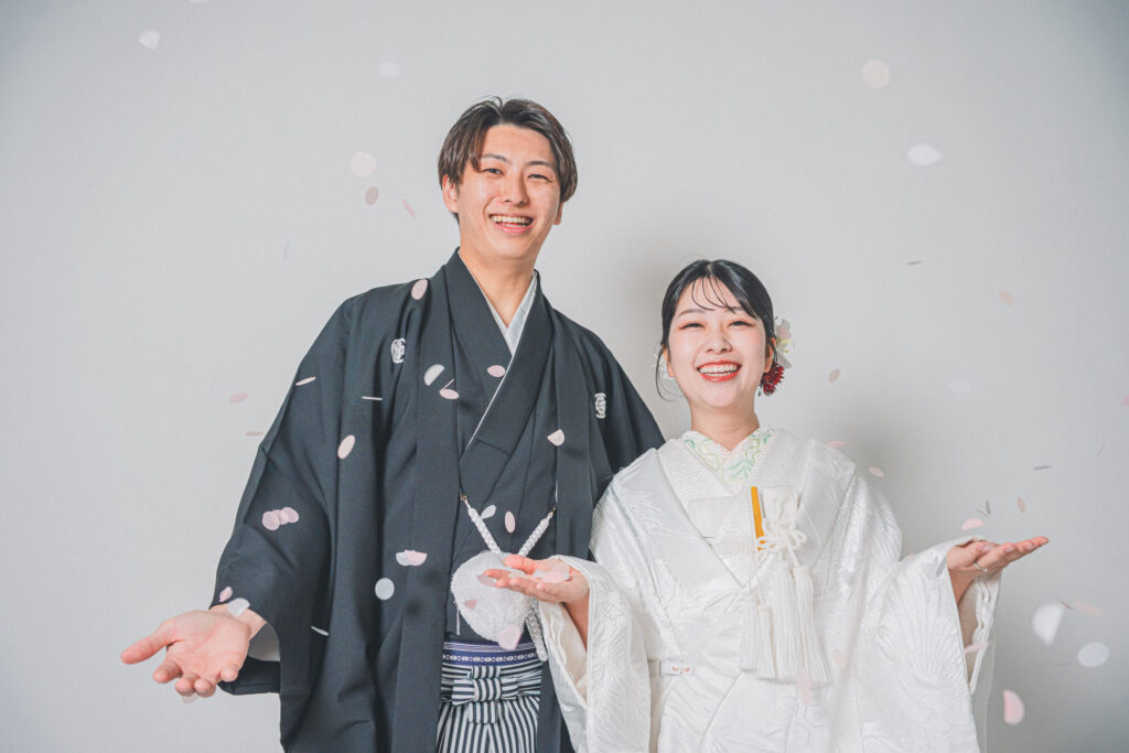 和装の新郎新婦が華やかなコンフェッティを楽しむショット