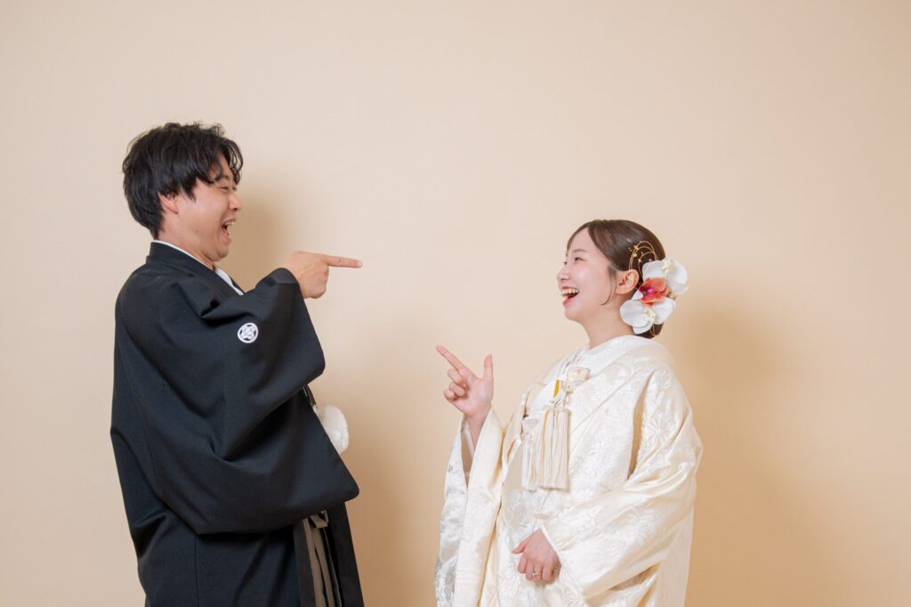 和装の新郎新婦がお互いを初めてみるファーストミート。互いの印象を伝え合う笑顔のショット